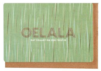 Dubbele wenskaart met gouden envelop, afgewerkt met embossing.