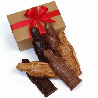 Sinterklaasgeschenk met 6 Sinterklaaspralines met hazelnoot vulling