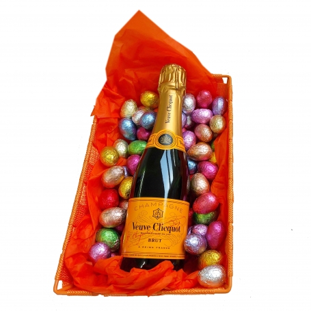 Oeufs de Pâques avec petite bouteille de Veuve Clicquot comme cadeau de Pâques