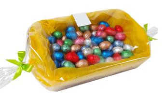 Mand met paaseitjes voor de receptie plaatsen