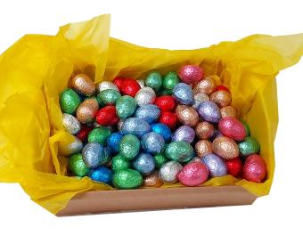 Chocolade geschenkmand met paaseitjes