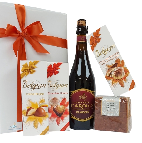 Houten geschenkkist met Belgische Carolus en Belgische zoetigheden