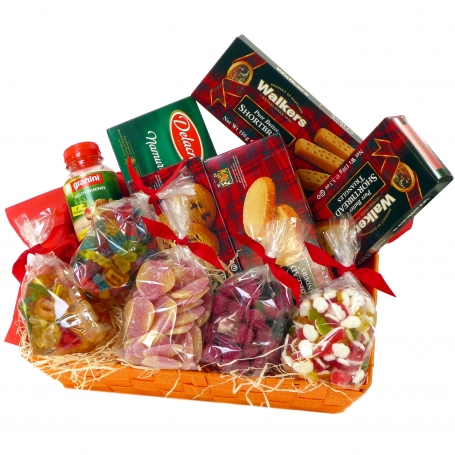 Panier de bonbons avec jus de fruits, biscuits et bonbons mous