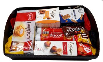 Panier gourmand belge avec biscuits, chocolats et douceurs – emballage festif