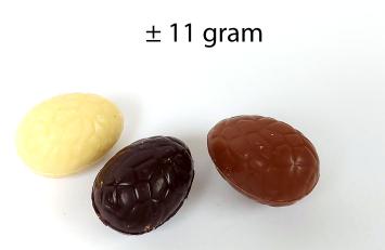 bocal cadeau contenant 12 petits œufs de Pâques belges.